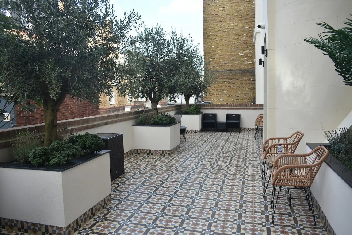 Terrasse carrelée extérieure avec relevés d'étanchéité en périphérie